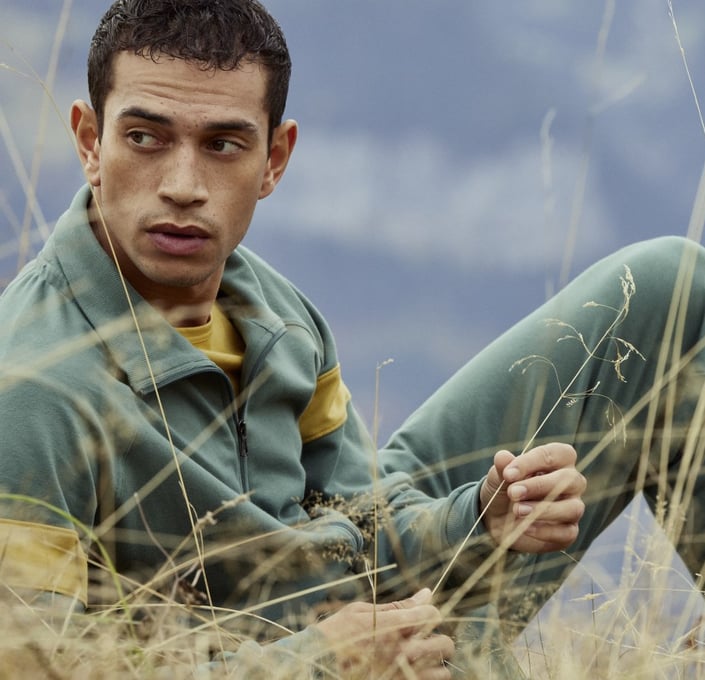 Mann trägt Loungewear von CALIDA aus der Serie