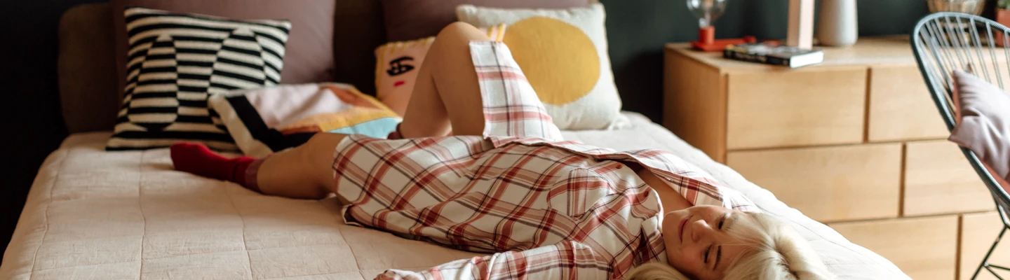 Femme allongée sur le dos sur le lit