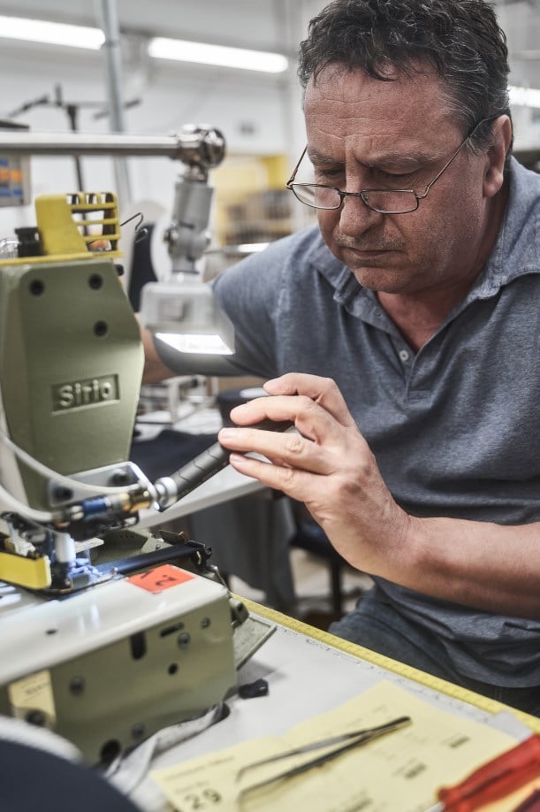 Mitarbeiter in Ungarn an Nähmaschine