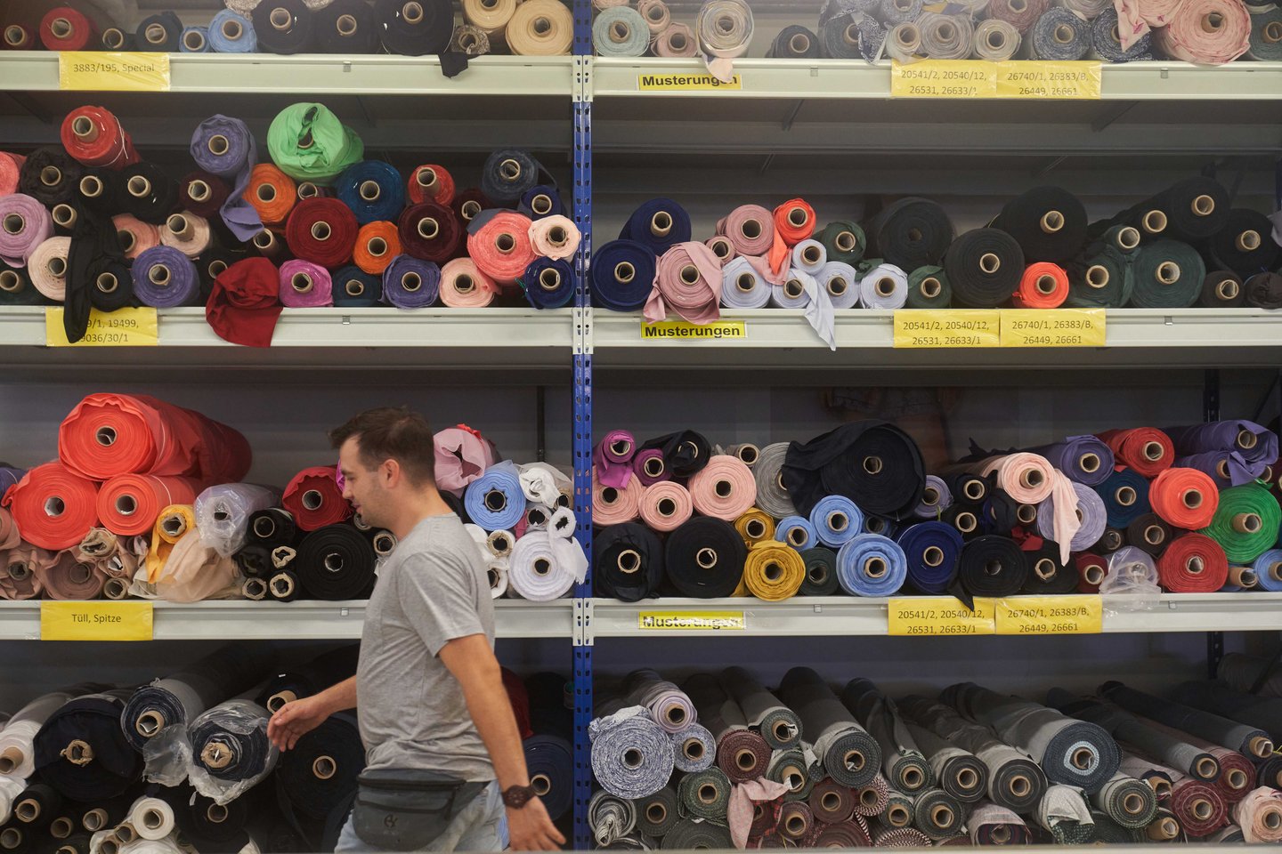Mann laufend in Produktionshalle