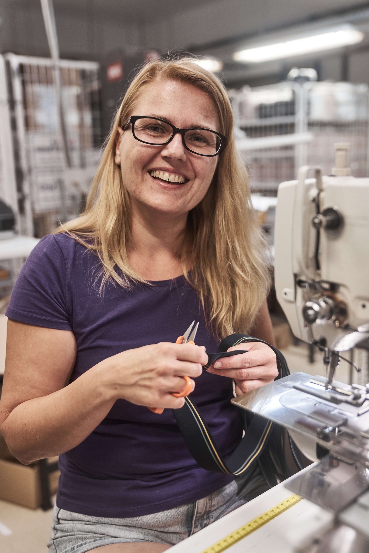 Frau an Nähmaschine