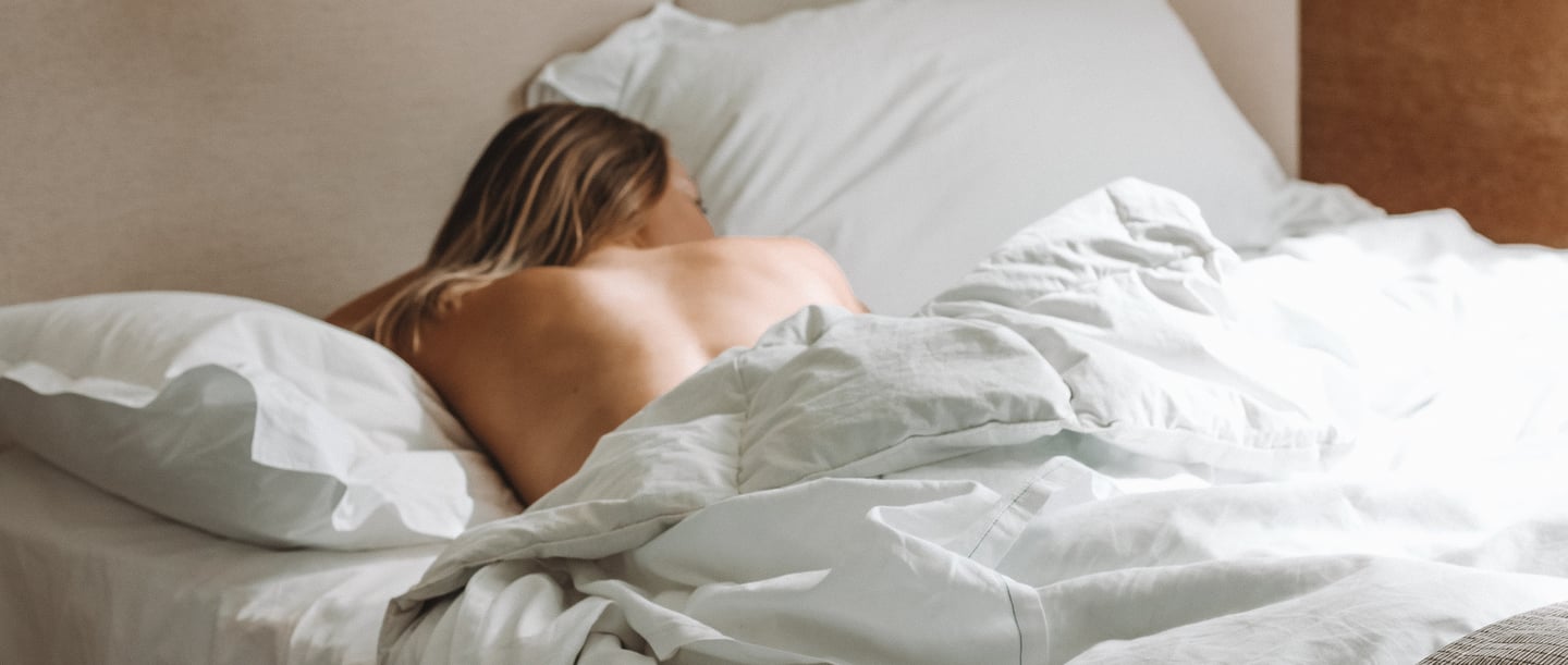 Frau beim Schlafen im gemütlichen Bett