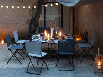 How to set up a dining space outside?
