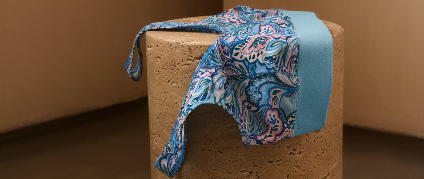 Il bustier CALIDA con morbida fascia in vita è appoggiato su un cuscinetto per una rapida asciugatura. 