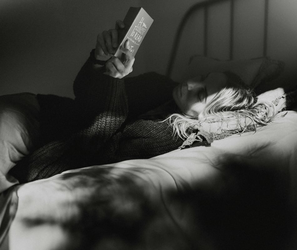 Leggere prima di dormire: quando aiuta a migliorare il sonno