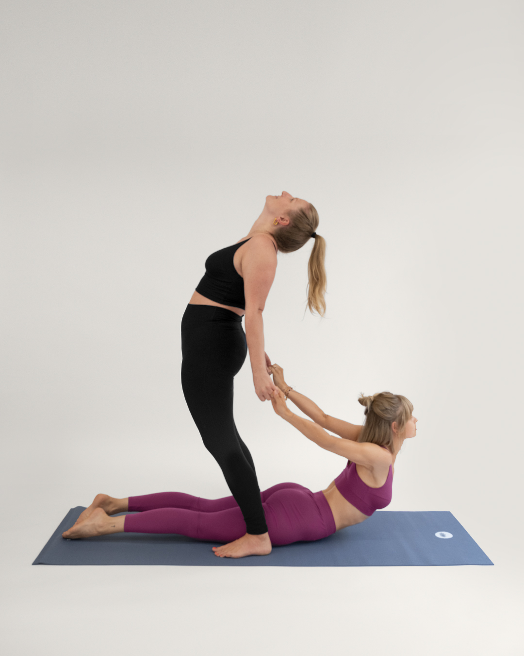 Was Ist Yoga Einfach Erklärt Yoga-Übungen zu Zweit: 7 Figuren für zwei Personen