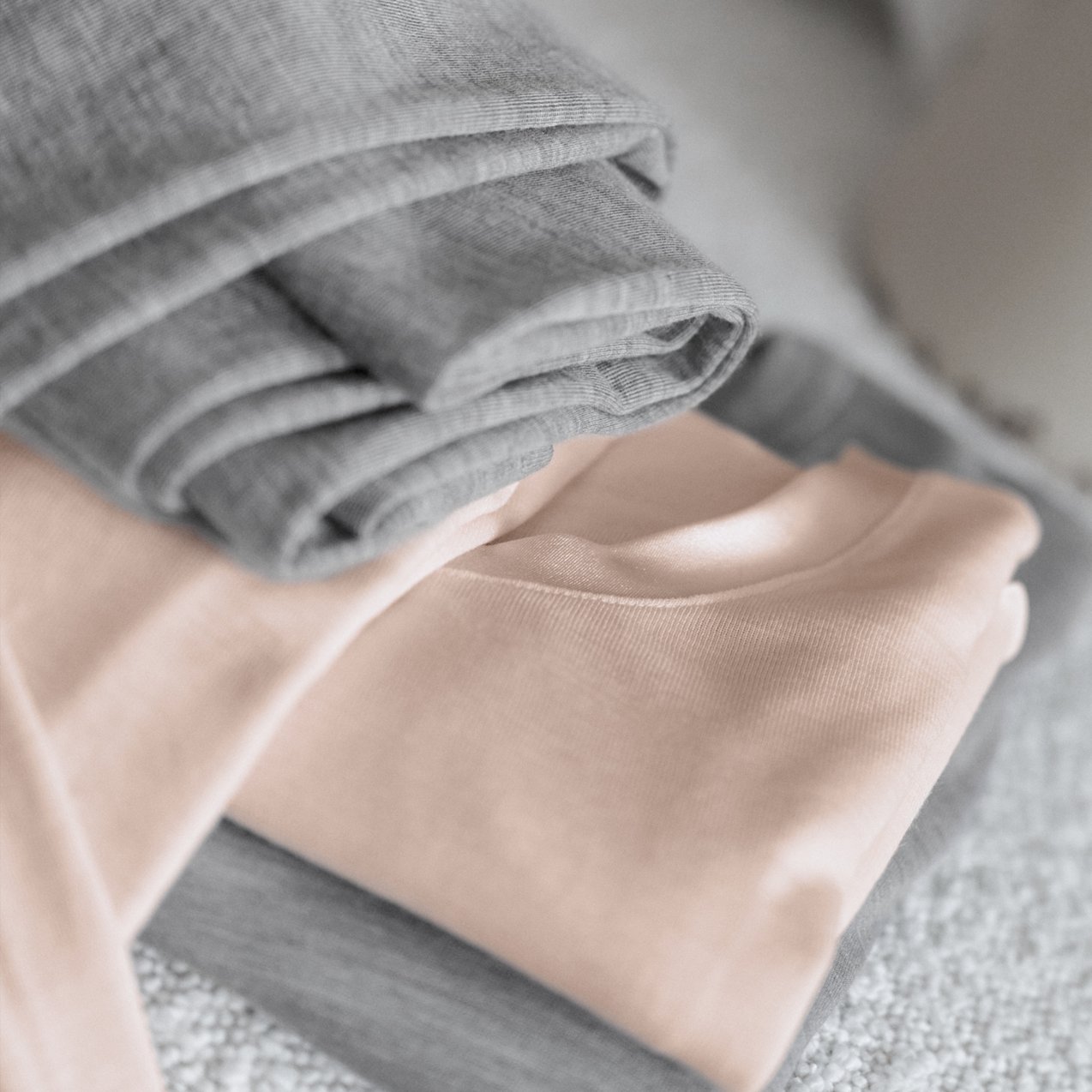 Das Model trägt rosa Unterwäsche aus der Serie Soft Favourites der Marke CALIDA. 