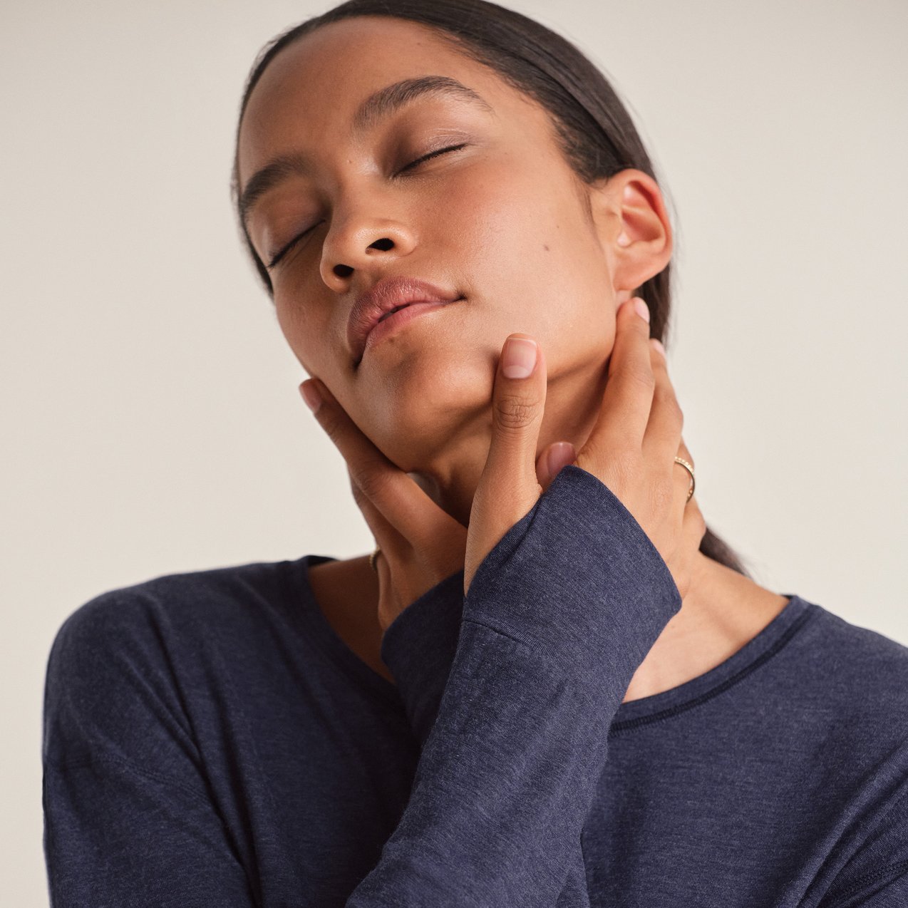 Das Model trägt die Funktionsnachtwäsche 