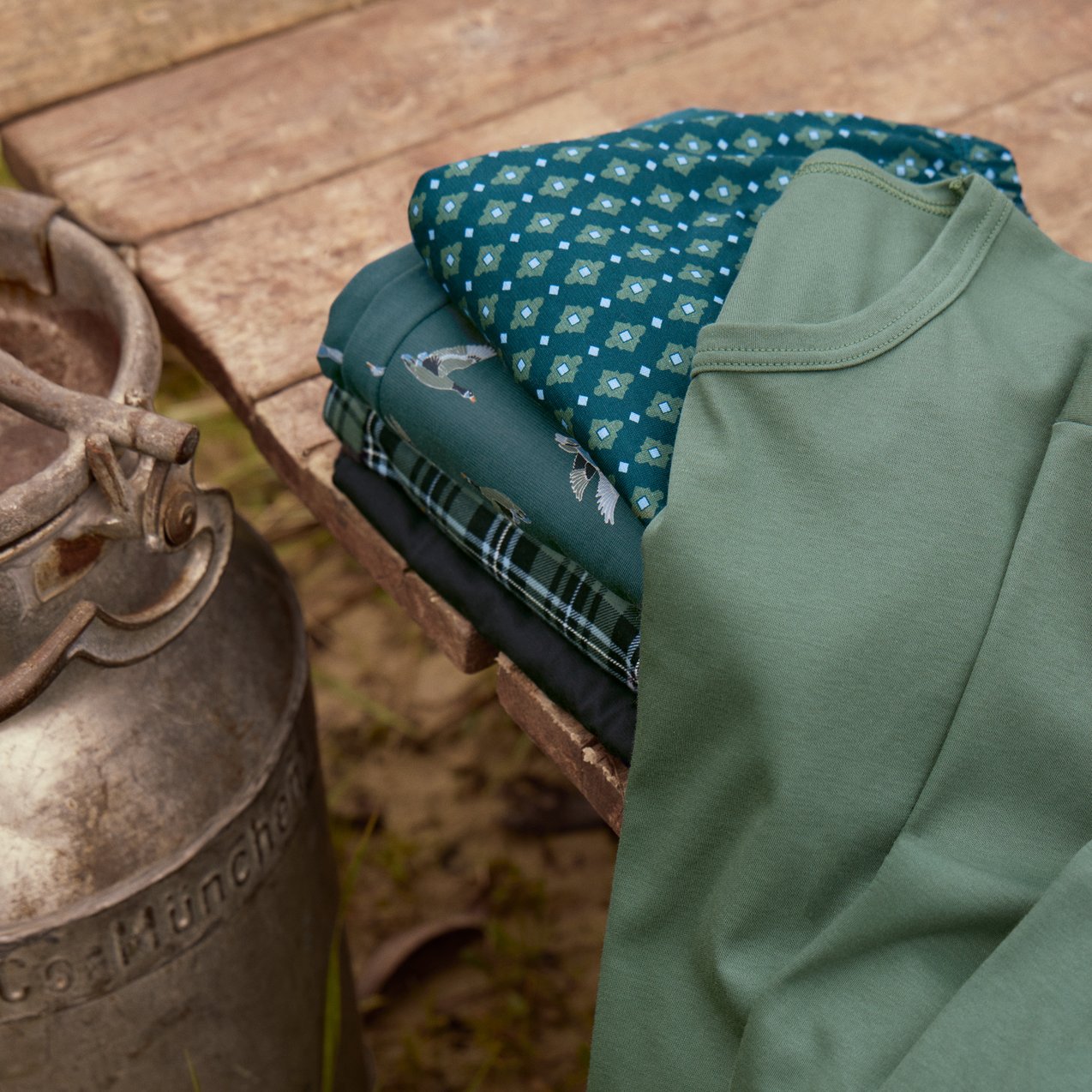 Neue Herren Nachtwäsche in verschiedenen Farben und Mustern.