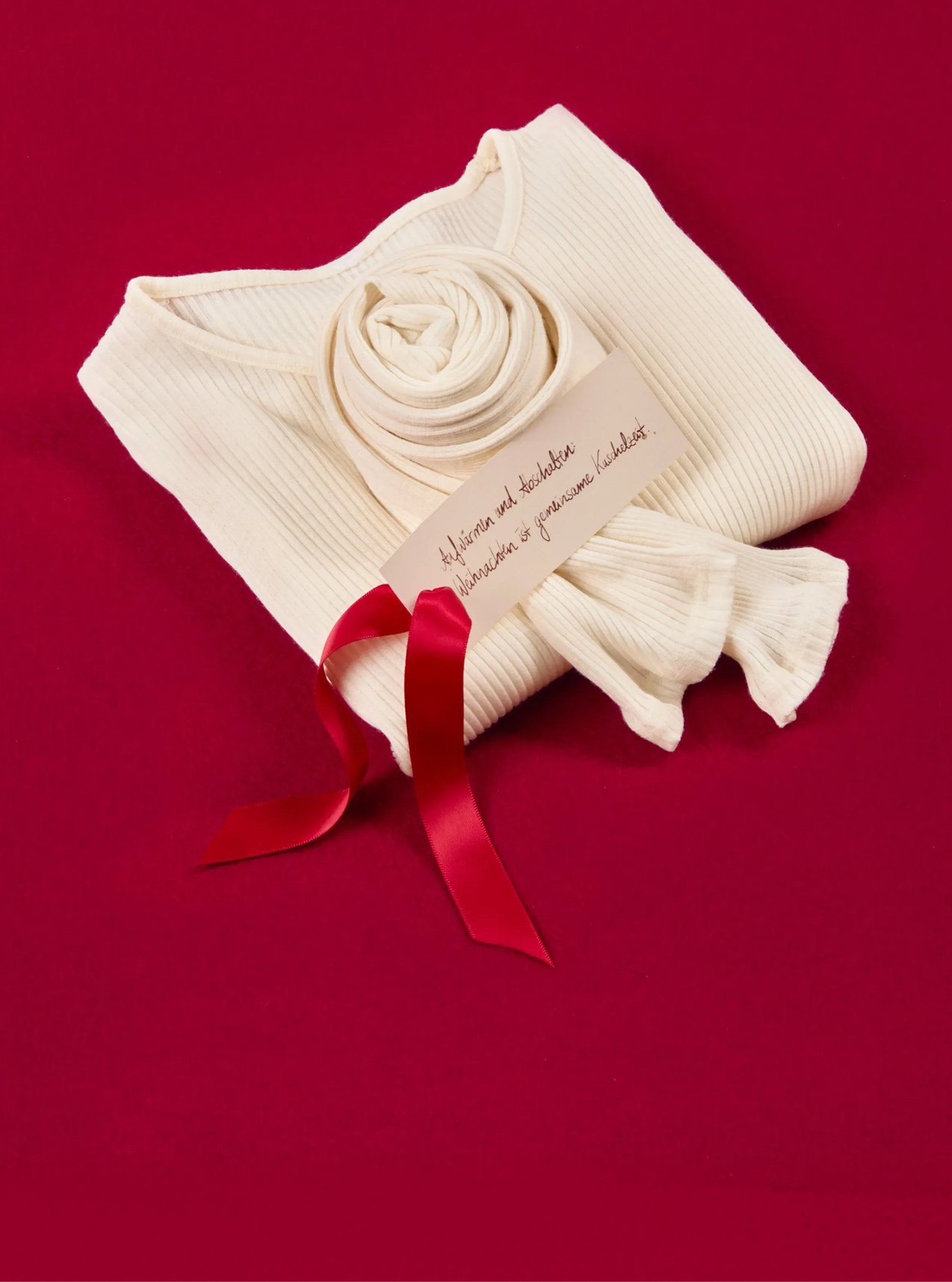 Warming fine ribbed underwear in cream with matching accessories, festively presented as a gift set.