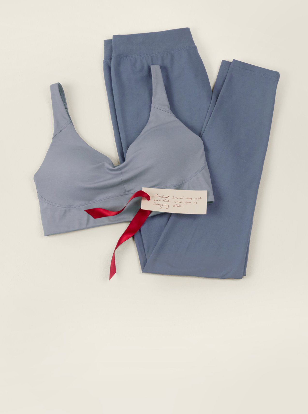 Comfort bustier and leggings in soft blue, as a stylish gift idea.