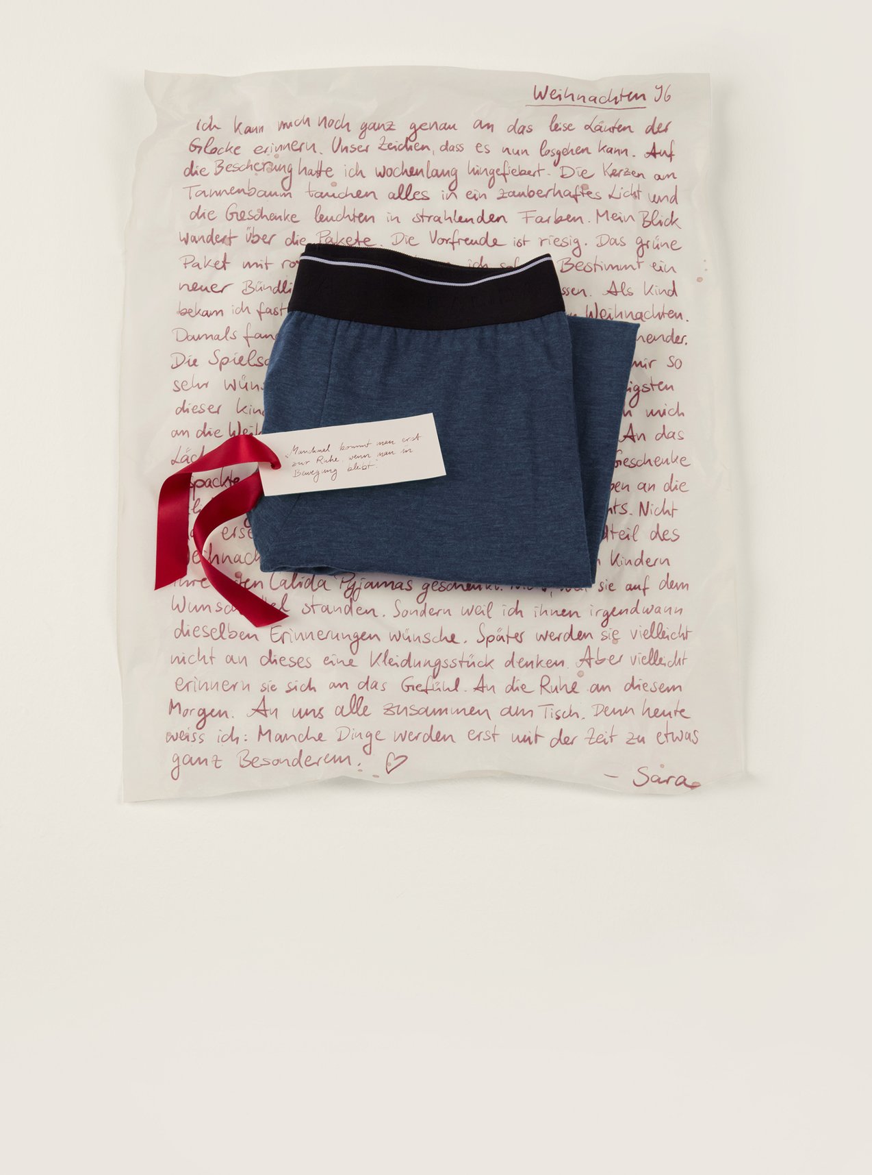 Warming men's underwear in blue with a wide comfort waistband, decoratively presented as a gift idea.