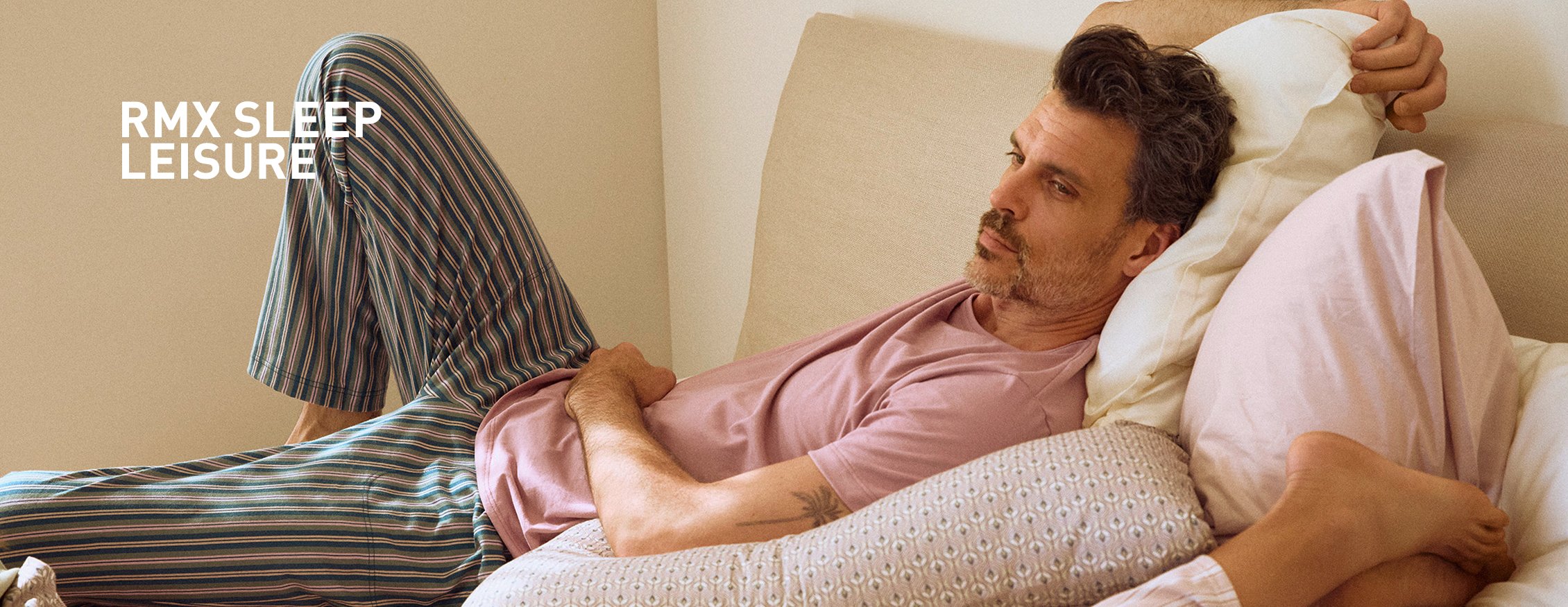 L’homme porte un pyjama de la série Remix Sleep Leisure.