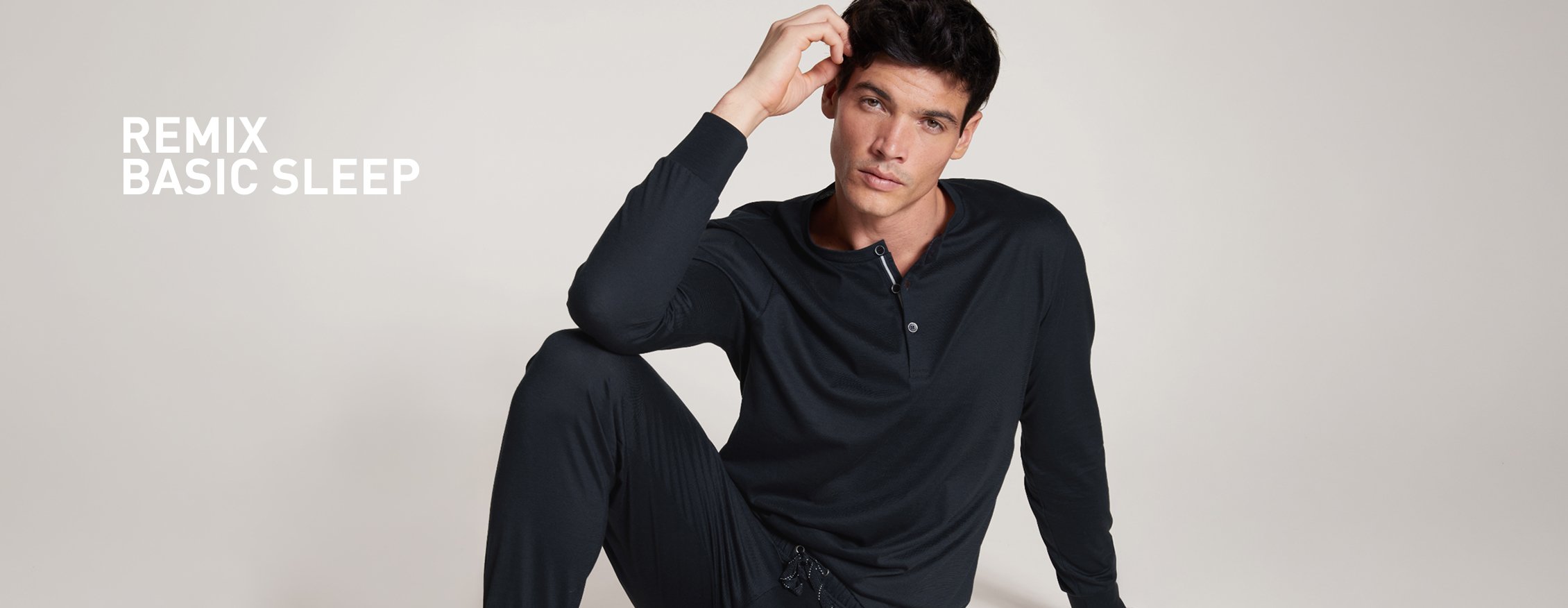 L’homme porte un pyjama de la série Remix Basic Sleep.