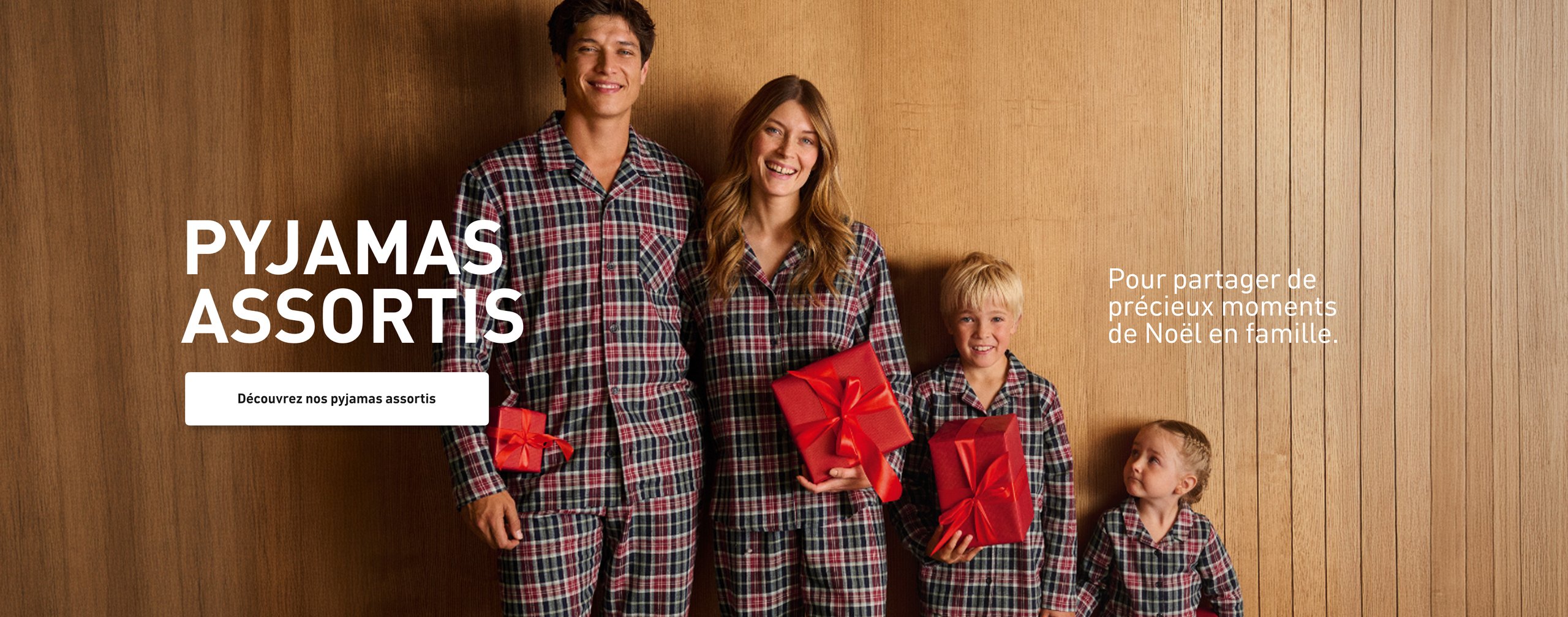 Pyjamas assortis. Famille en pyjamas en flanelle à carreaux assortis, mis en scène pour des moments de Noël ensemble.