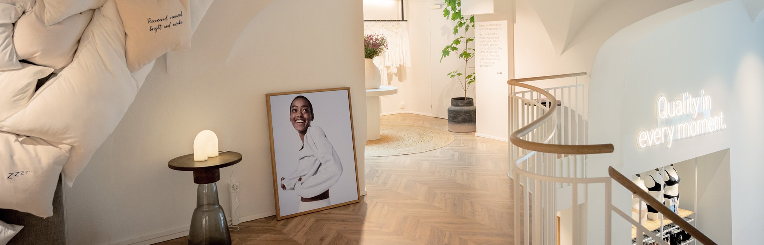Das Bild zeigt eine Frau in einem Calida Pyjama in Rosa