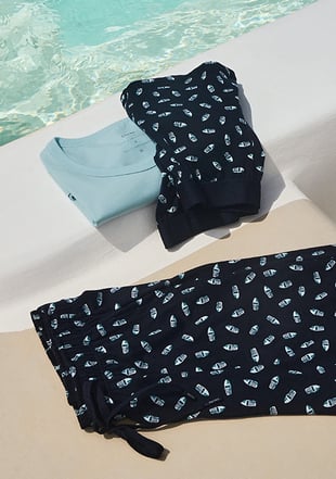 Gemusterte Herren Nachtwäsche Oberteile und Unterteile in Blautönen mit Booten.