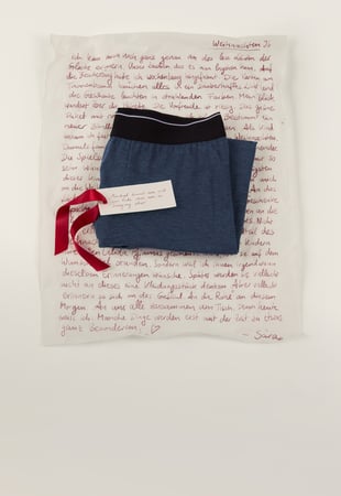 Men's boxer shorts in blue with a wide comfort waistband, presented as a practical gift idea.