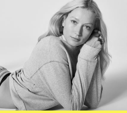 Eine Dame in einem Pyjama.