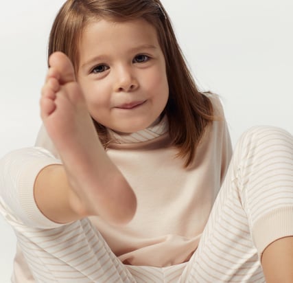 Un bambino piccolo in pigiama.