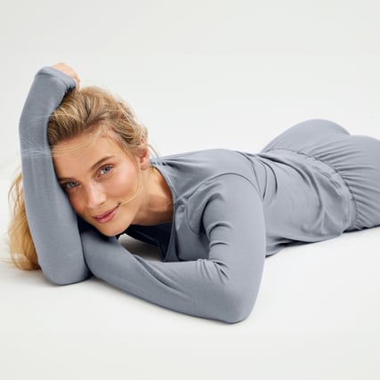 La modella indossa un pigiama azzurro della marca CALIDA della serie Deepsleepwear Cooling. 