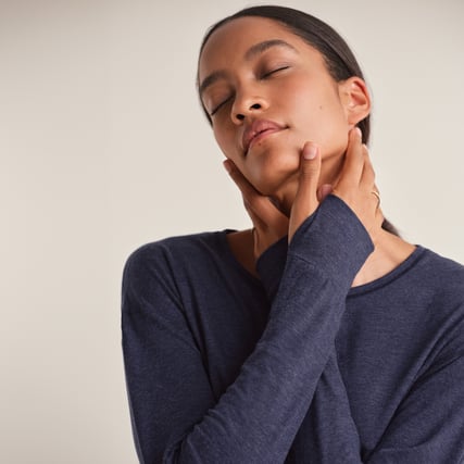 Das Model trägt ein dunkelblaues Oberteil aus der Serie DSW Warming der Marke CALIDA. 