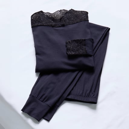 Langer Pyjama in der Farbe dark lapis blue mit Spitze am Ausschnitt und den Ärmeln aus der ELEGANT DREAMS Serie von CALIDA. 