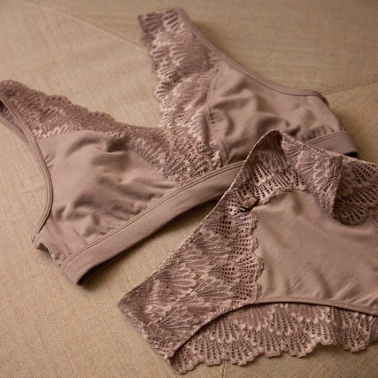 Das Bild zeigt einen beigen Bustier und einen beigen Slip aus der Serie Modal Sense der Marke CALIDA.