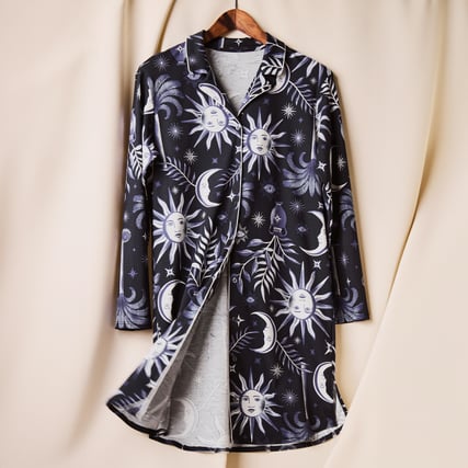 Das Bild zeigt ein blau-bedrucktes Nachthemd aus der Serie Winter Dreams der Marke CALIDA.