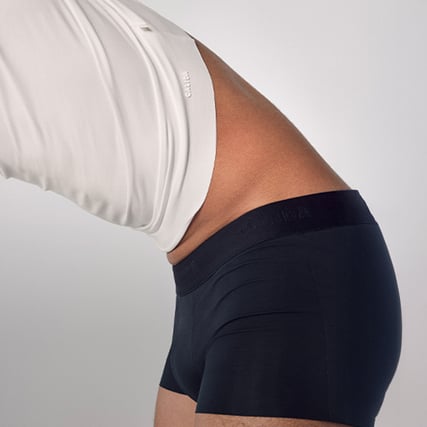 Das Model trägt eine blaue Unterhose aus der Serie Natural Benifits