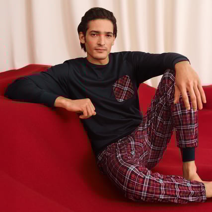 Ein Model trägt ein Pyjama der Serie Relax Streamline von Calida
