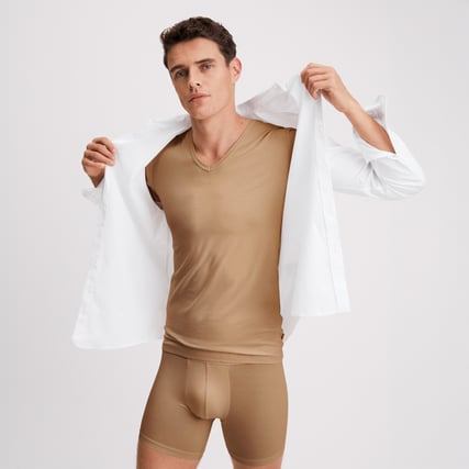 Mann trägt Business Kleidung von Calida