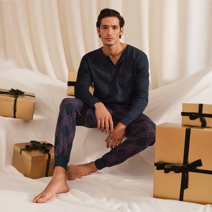 Das Model trägt ein langes Pyjama von Calida