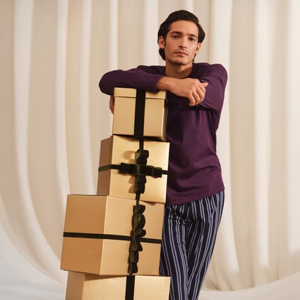 Ein Model trägt ein Pyjama aus Baumwolle 