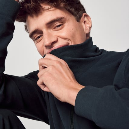 Ein Model trägt ein schwarzes Basic Oberteil von Calida