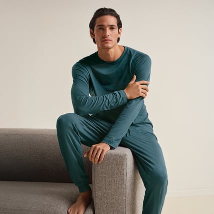 Ein Model trägt Unterwäsche von Calida