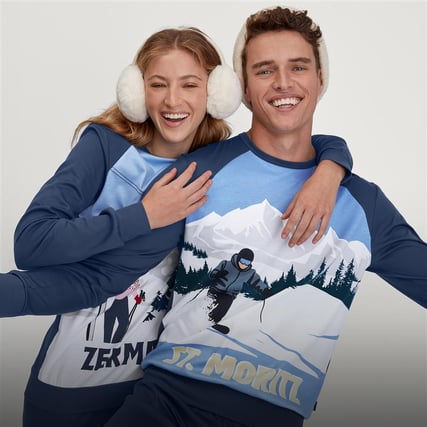 Les mannequins portent des hauts de la collection hiver.