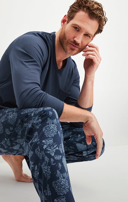 Men's breathable nightwear made from 100% cotton.