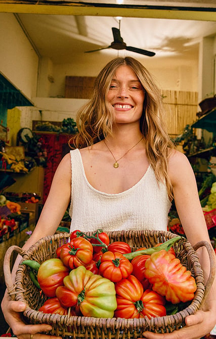 Die Dame steht auf dem Markt und trägt ein Tank-Top aus Serie Favourites Layering mit passender Hose