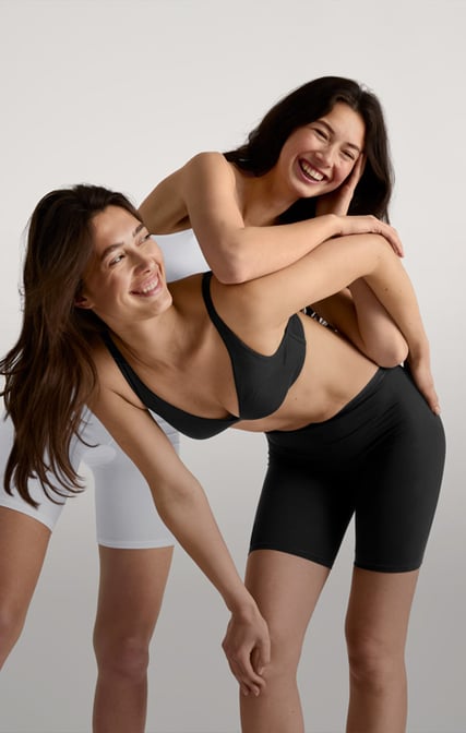 Die Damen tragen bequeme Radlerhosen