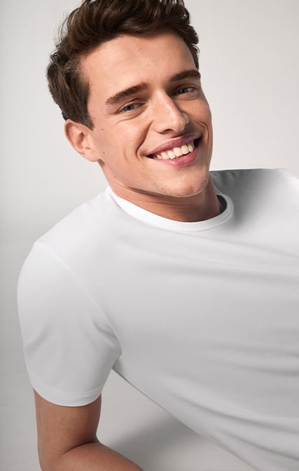 Mann in weißen, sanften Unterhemd