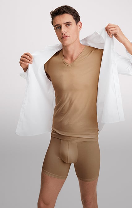 Mann in bequemer beigen Business Wäsche der Business-Wäsche Kollektion.