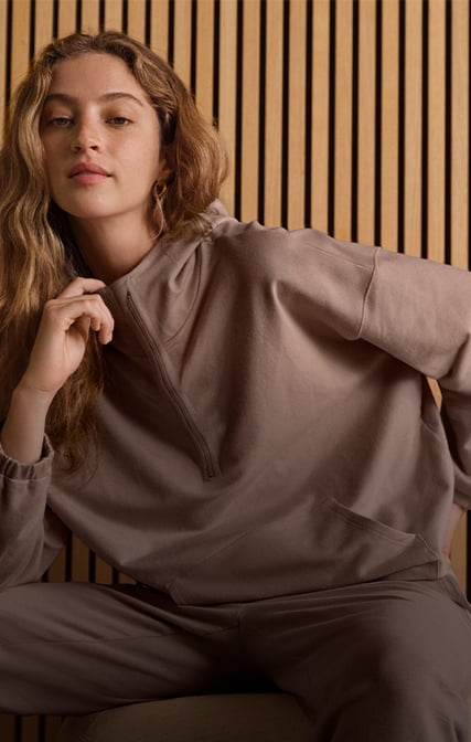 Dame trägt Tagwäsche der Serie Modal Sense in Taupe mit zarter Spitze.