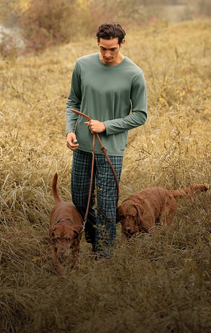 Mann in herbstlich grüntöniger Wäsche der Green Harmony Kollektion