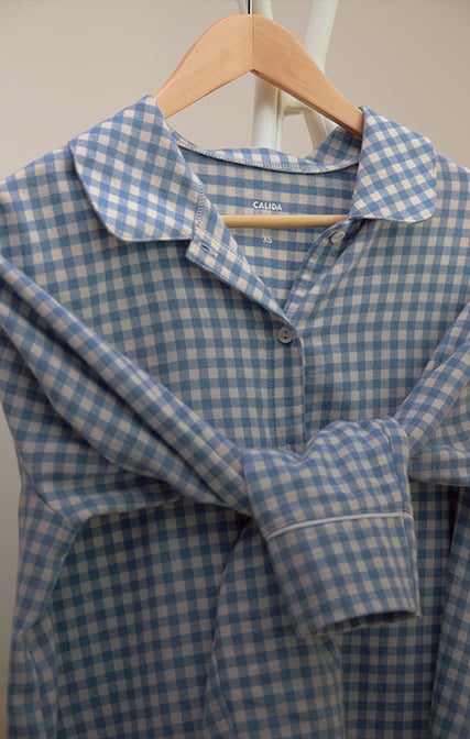 Das Bild zeigt einen geknöpften Pyjama aus der Serie Flanell Dreams.