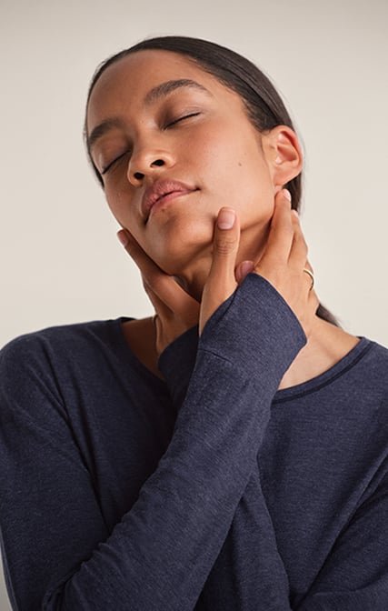 Die Dame trägt Nachtwäsche der DEEPSLEEPWEAR