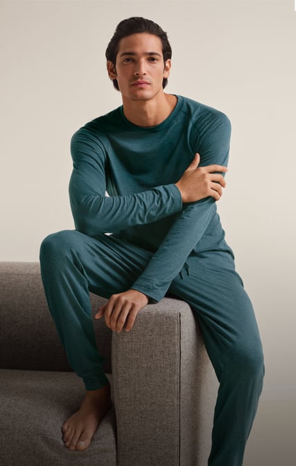 Der Mann trägt Nachtwäsche der DEEPSLEEPWEAR