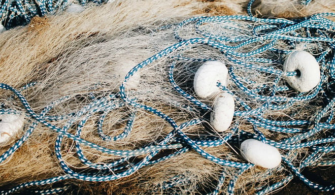 Une pile de vieux filets de pêche.