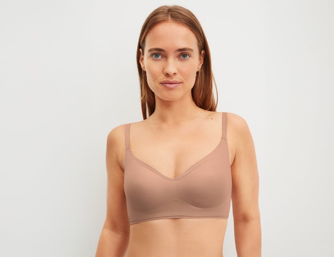 Ein Model trägt den neuen Natural Bonded Bra von CALIDA in der Farbe timeless taupe
