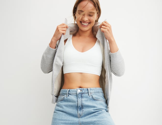 Das Model trägt das Bustier in weiß